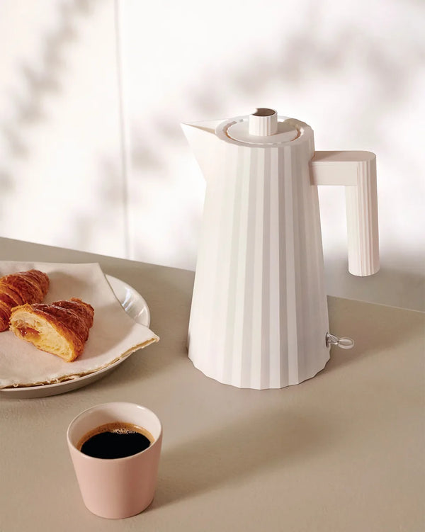 Alessi — Plissé MDL06 MDL06/1WAU | Bollitore elettrico in resina bianc — Alessi