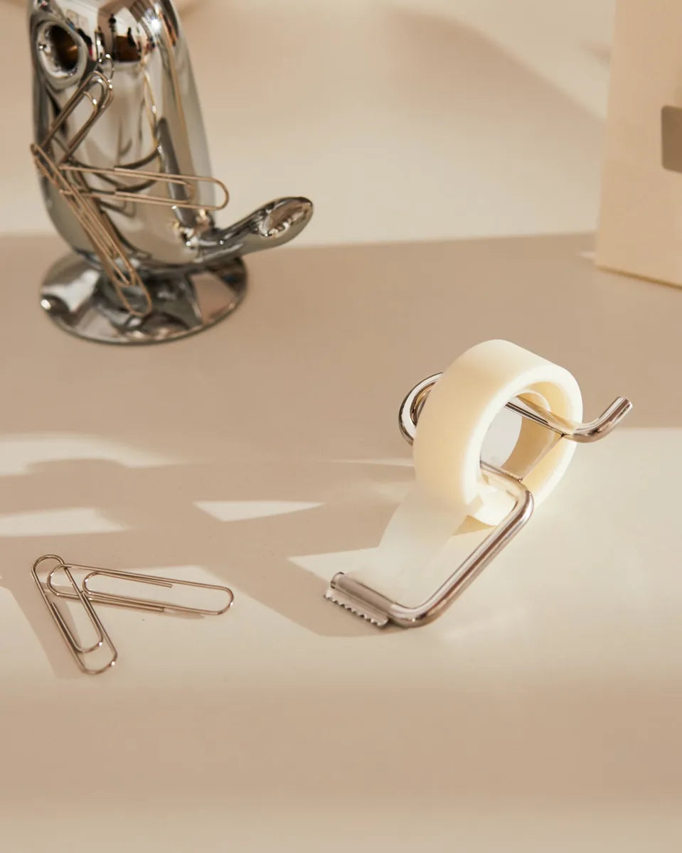 Alessi — Filo MSC01 | Porta nastro adesivo in acciaio inox — ambientazione