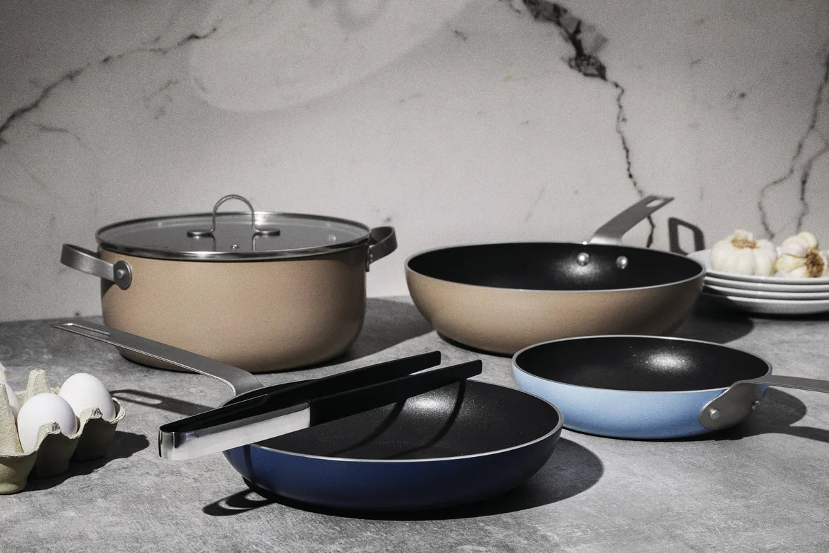 Alessi — Tama GIA110/20 | Padella antiaderente azzurra Iacchetti — dettaglio