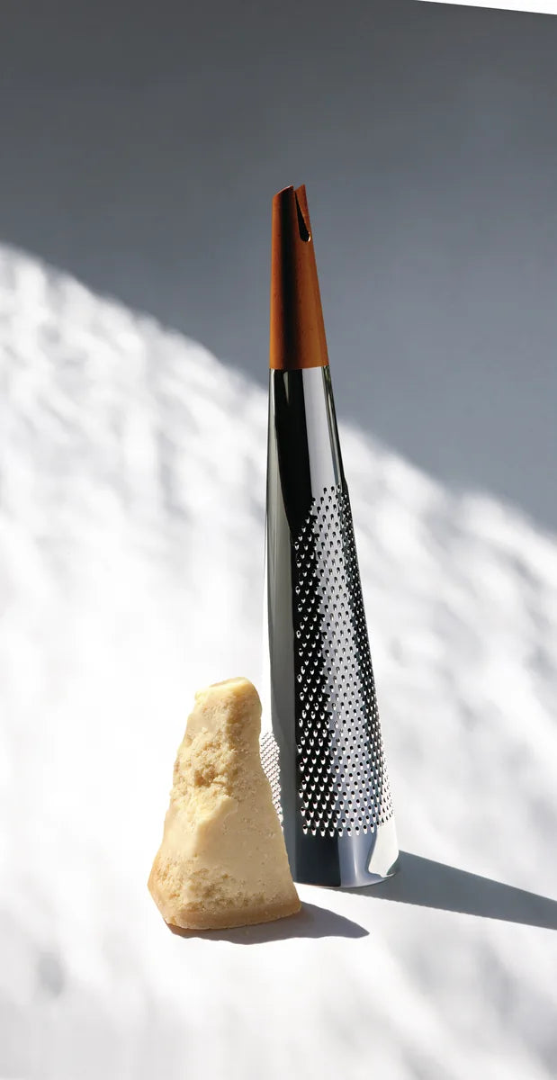 Alessi — Todo RS08 | Grattugia in acciaio e legno di Sapper — vista laterale