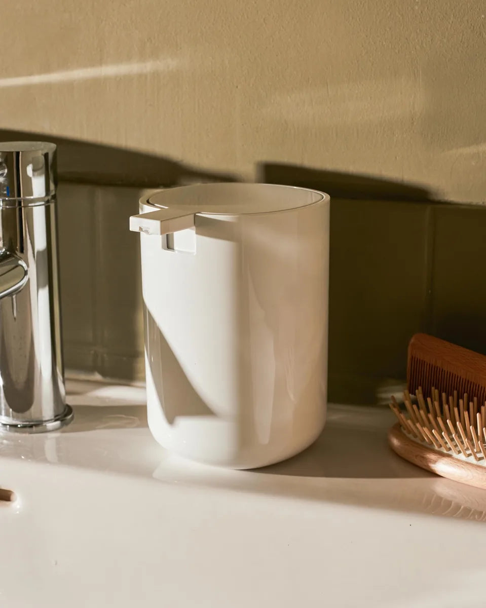 Alessi — Birillo PL05 W | Dosatore sapone in PMMA bianco — vista laterale