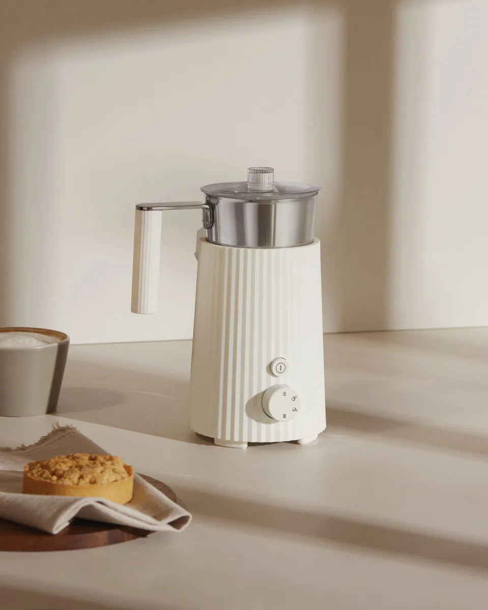 Alessi — Plissé MDL13 MDL13 W/UK | Cappuccinatore ad induzione bianco — vista laterale