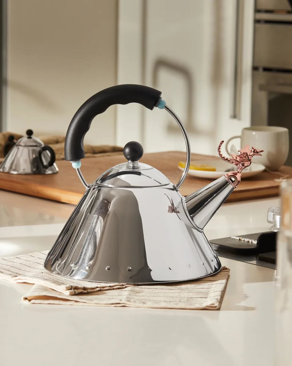 Alessi — Tea Rex 9093REX B | Bollitore Graves con fischietto rettile — ambientazione