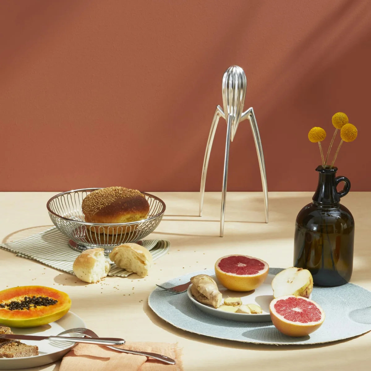 Alessi Spremiagrumi Juicy Salif alluminio Philippe Starck argento e bianco