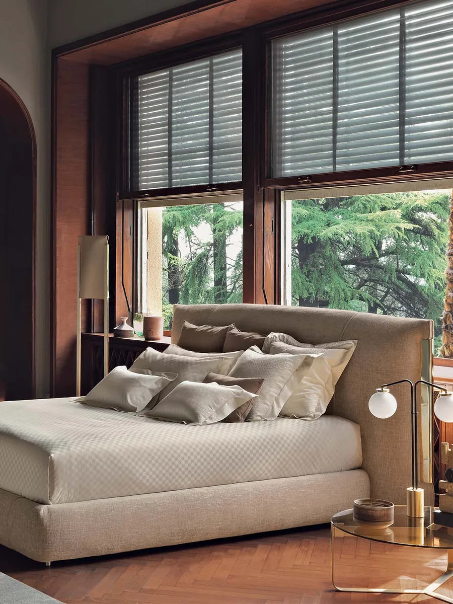 Flou Amal letto matrimoniale design Carlo Colombo con profili metallici oro brunito nickel nero