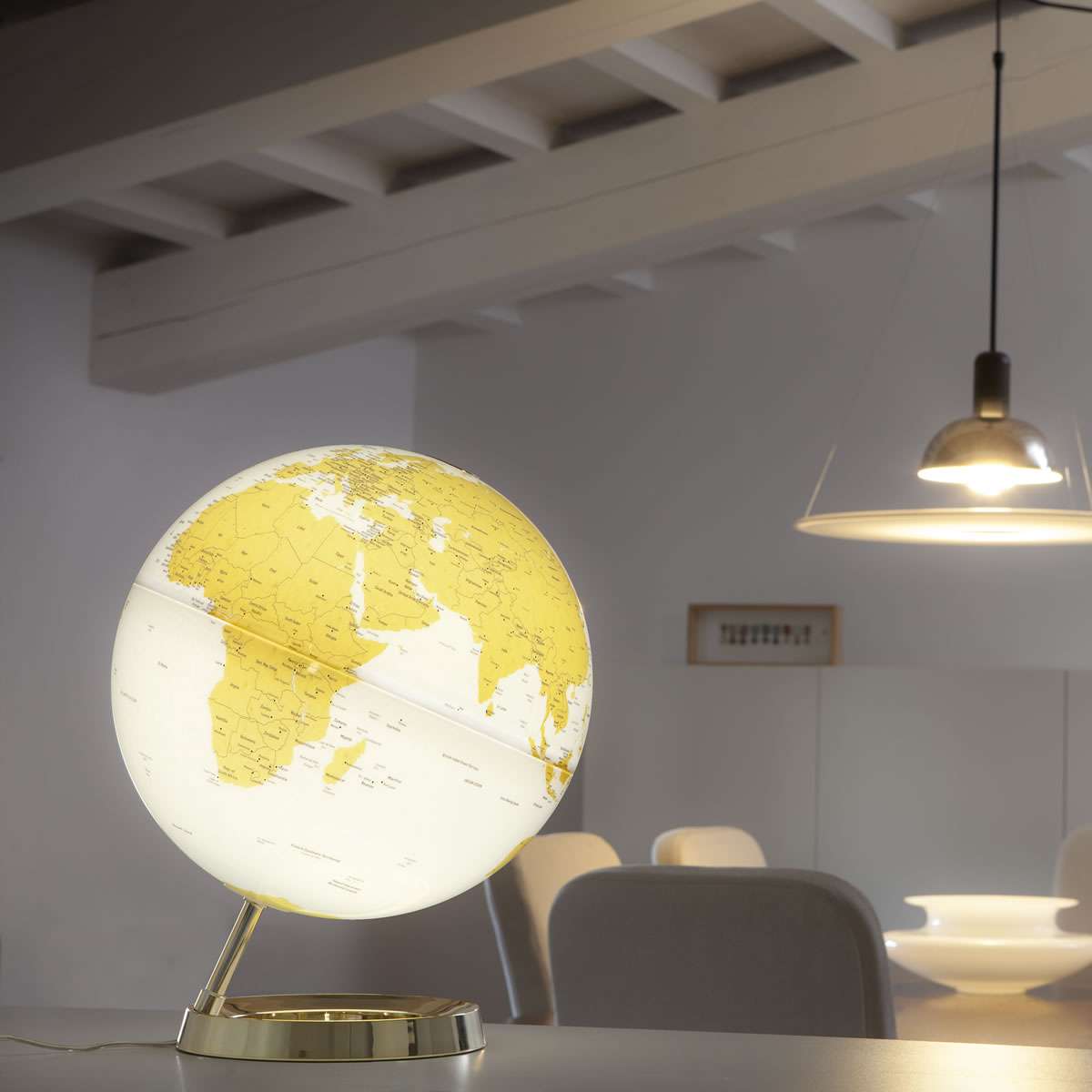 Atmosphere Light & Colour Metal Gold — dettaglio cartografia e stelo dorato
