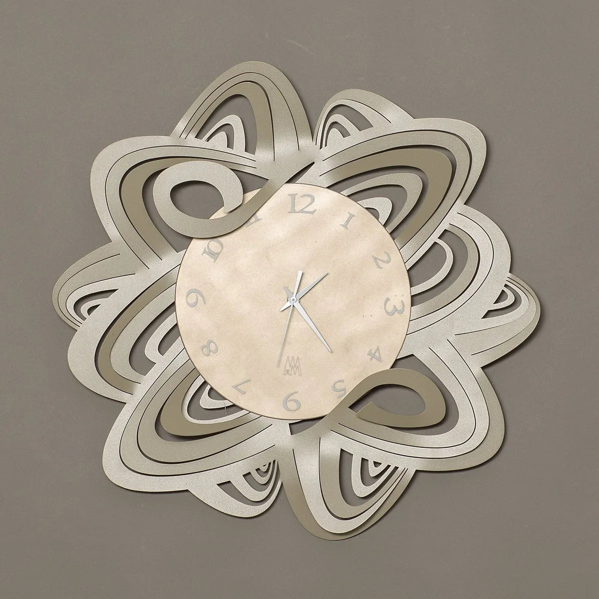 Arti & Mestieri orologio da parete Penelope ferro design - disponibile in Bianco, Bronzo, Sabbia