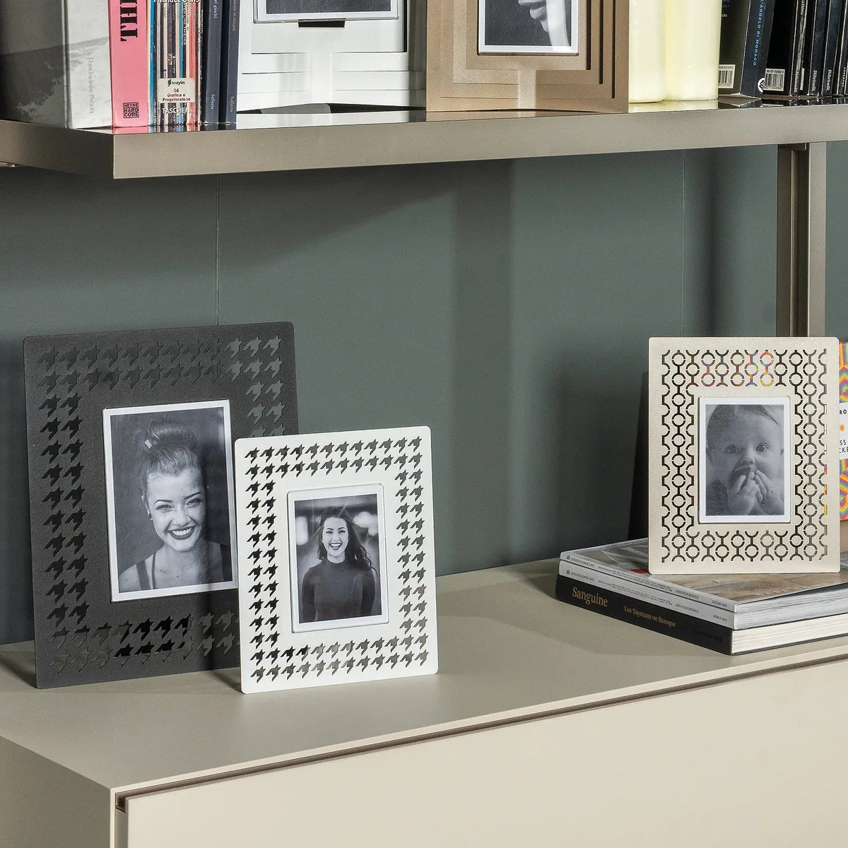 Arti & Mestieri Portafoto Design Mayfair Piccolo in ferro nero, bianco marmo, oro laccato e sabbia