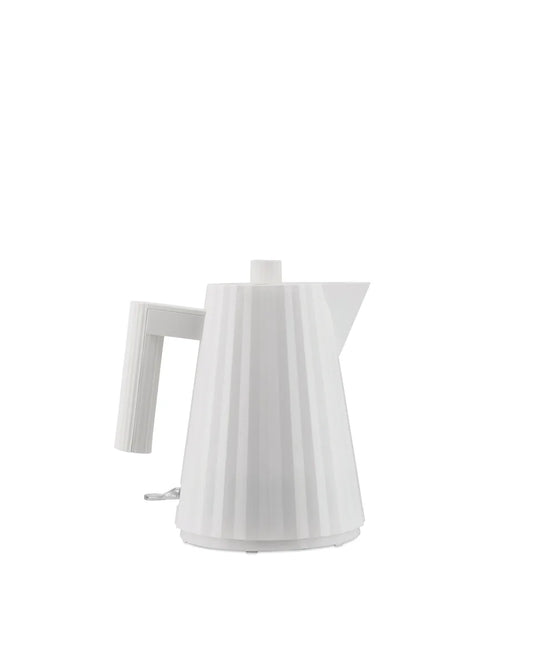 Alessi — Plissé MDL06/1 W | Bollitore elettrico in resina bianca — design italiano Alessi