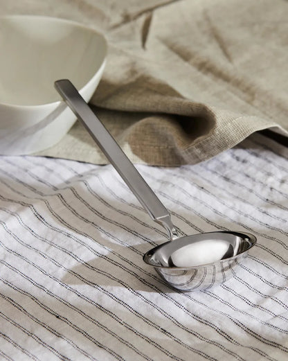 Alessi — Dry 4180/13 | Mestolo per salse Achille Castiglioni — vista principale