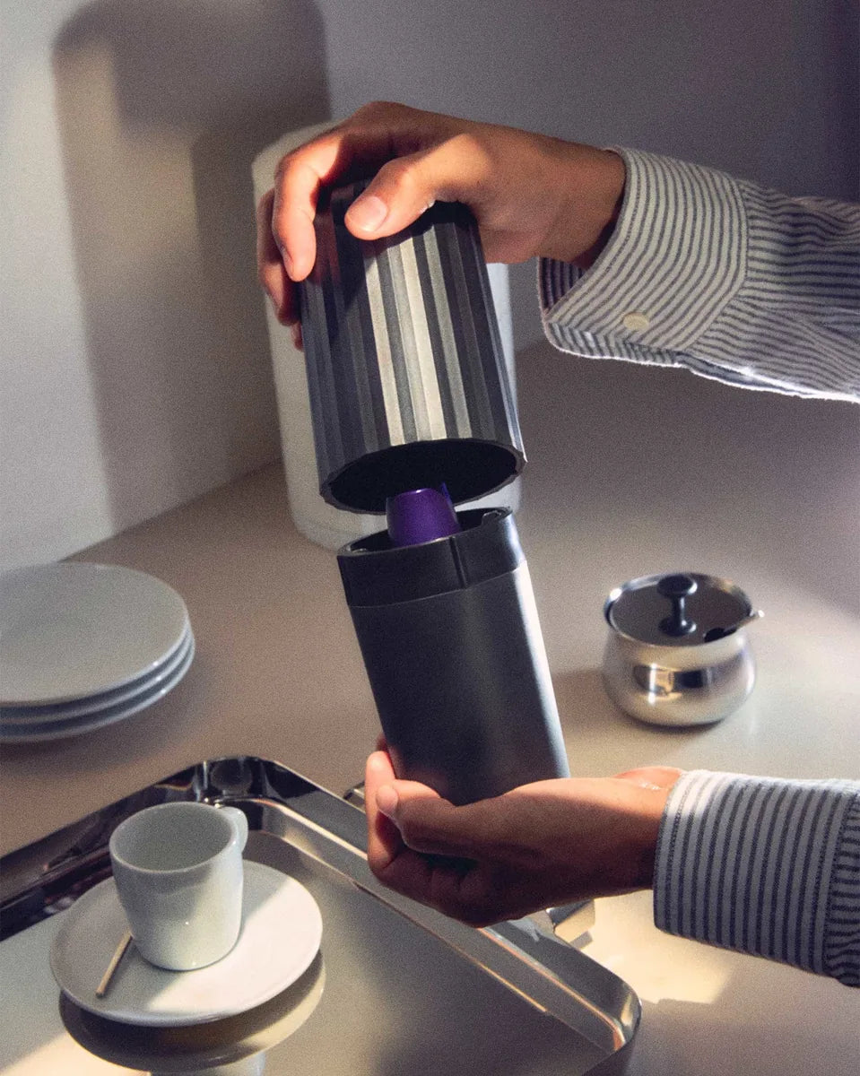 Alessi — Plissé MDL20 B | Svuota capsule in resina nera — design italiano Alessi