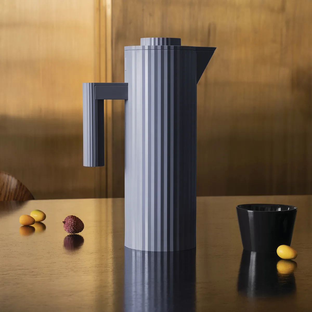 Alessi — Plissé MDL12 G | Caraffa termoisolante De Lucchi grigio — vista principale