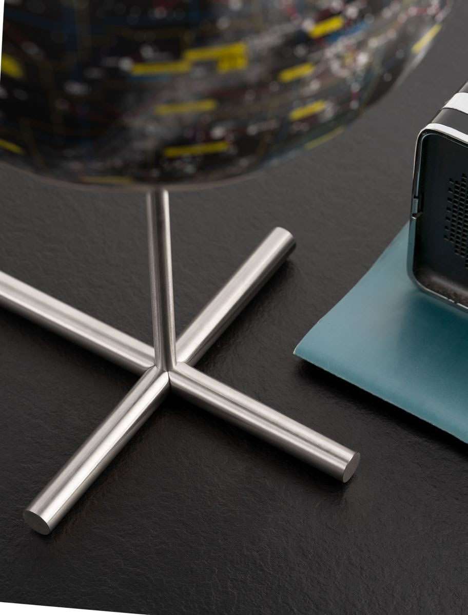 Atmosphere NG Heavens Posh Edition — stelo e base in acciaio satinato, illuminazione LED integrata