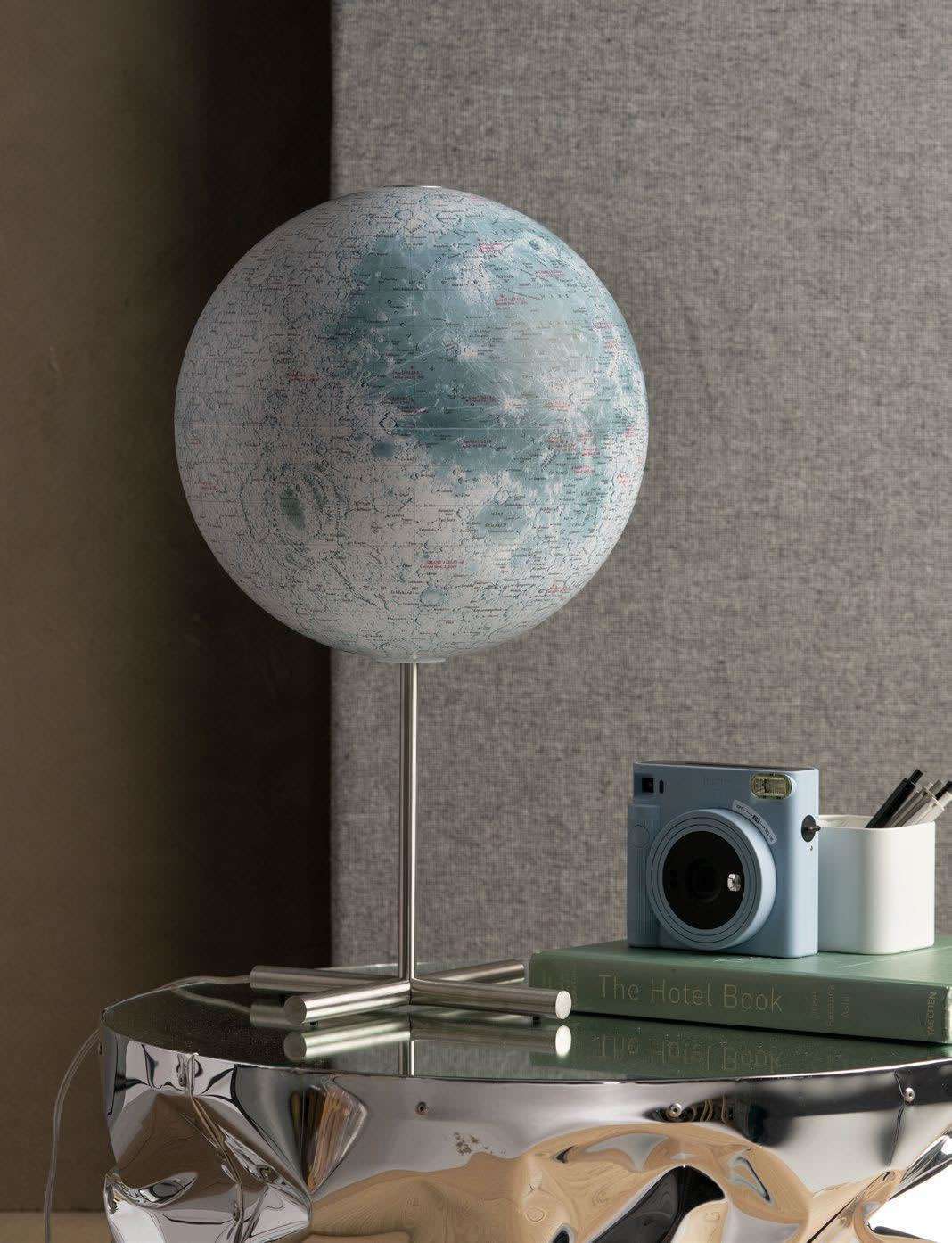 Atmosphere Moon Posh Edition — globo lunare illuminato LED, base a croce in acciaio