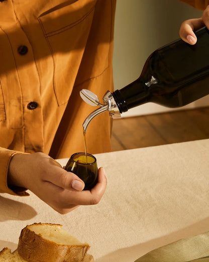 Alessi — Fior d'olio MSA32 | Tappo versatore in acciaio e vetro — dettaglio