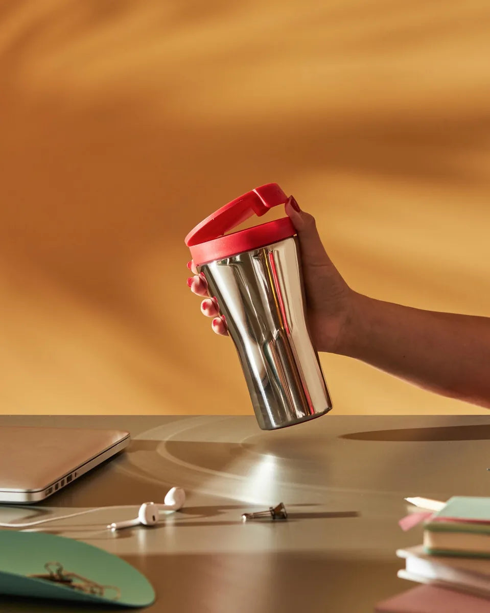 Alessi — Caffa GIA24 R | Travel mug in acciaio inox rosso — dettaglio