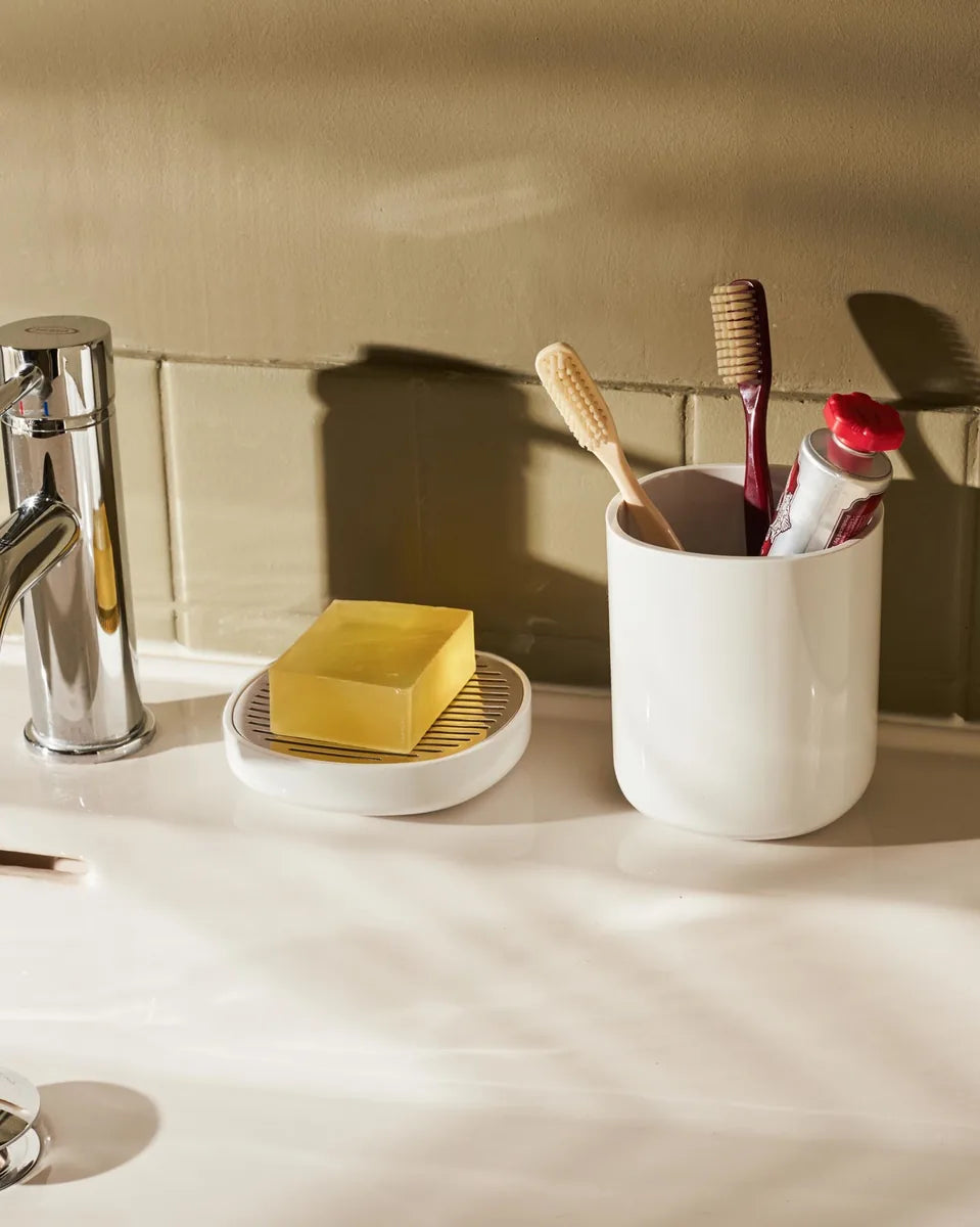Alessi — Birillo PL03 W | Bicchiere portaspazzolini in PMMA bianco — dettaglio