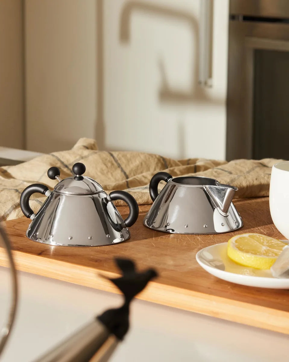 Alessi — 9096 B | Cremiera in acciaio inox e PA nera — dettaglio
