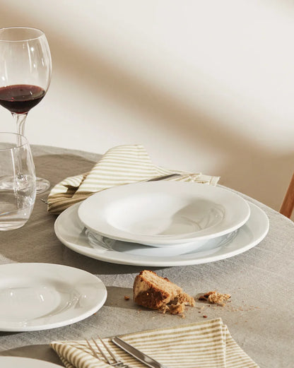 Alessi — PlateBowlCup AJM28/1 | Piatto piano in porcellana bianca — dettaglio