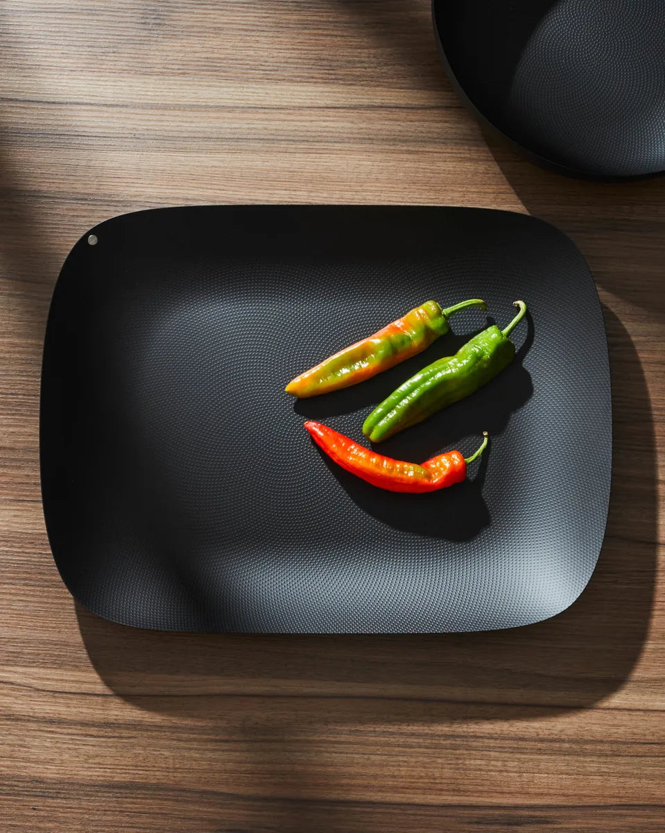 Alessi — Moiré MW70 BT | Vassoio in acciaio nero con decoro a rilievo — dettaglio