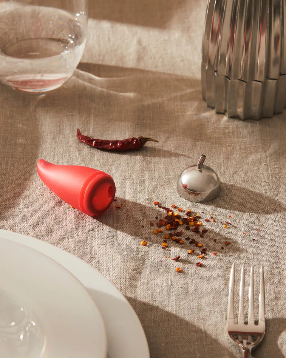 Alessi — Piccantino JHT02 | Sminuzza-peperoncino in silicone e acciaio — dettaglio