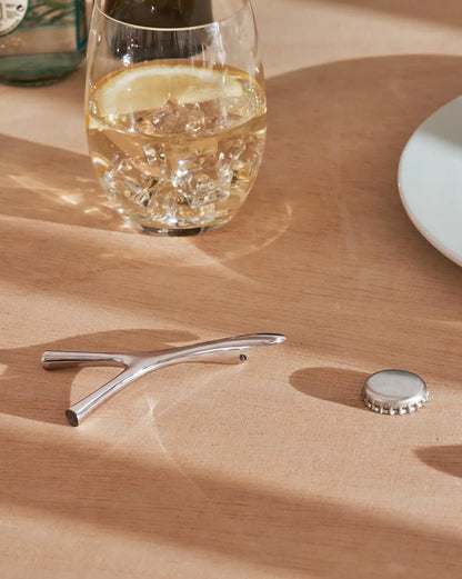 Alessi — Virgula Divina FGO06 | Apribottiglie in acciaio inox 18/10 — ambientazione