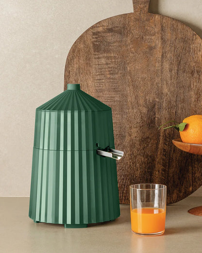 Alessi — Plissé MDL07 B | Spremiagrumi elettrico nero De Lucchi — ambientazione