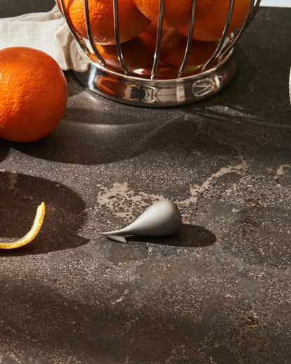 Alessi — Apostrophe GCH02 | Sbuccia arance in acciaio inox — ambientazione