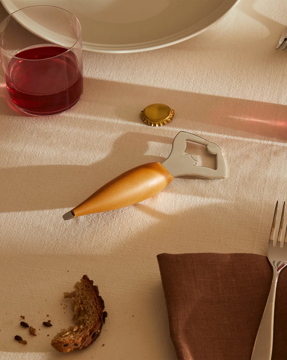 Alessi — Ercolino AB07 | Apribottiglie Acciaio e Betulla — ambientazione