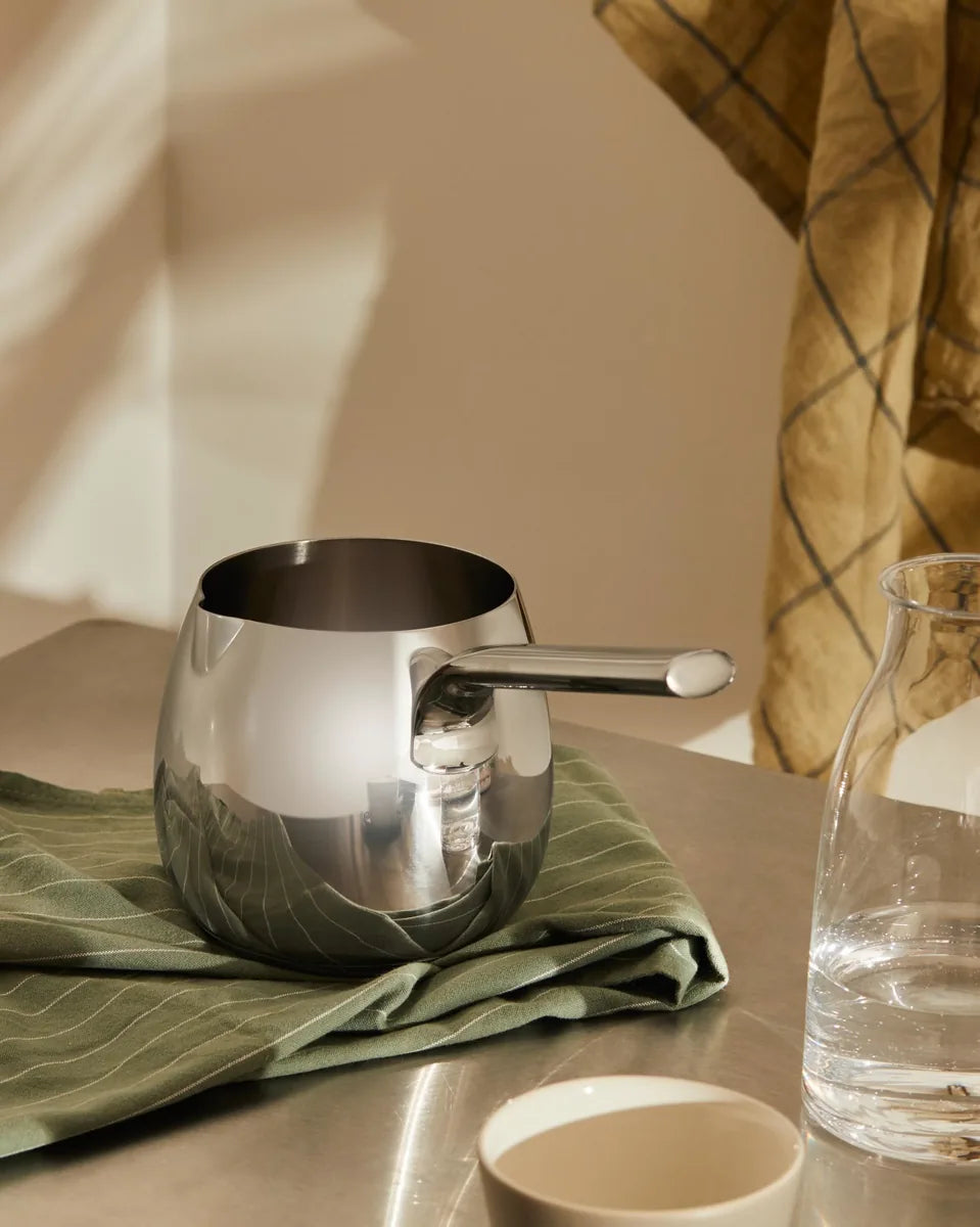 Alessi — Mami SG302 | Bollilatte in acciaio inox 18/10 — vista principale