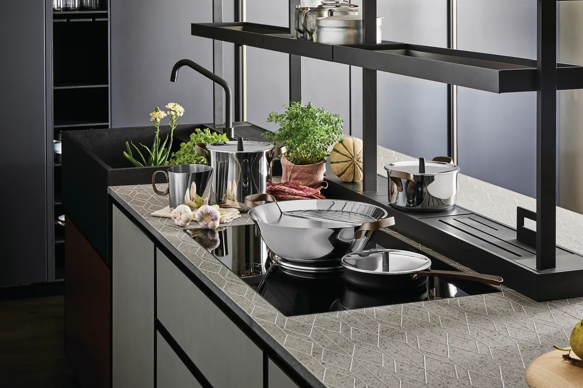 Alessi — Edo PU102/24 | Casseruola bassa Urquiola in acciaio — ambientazione