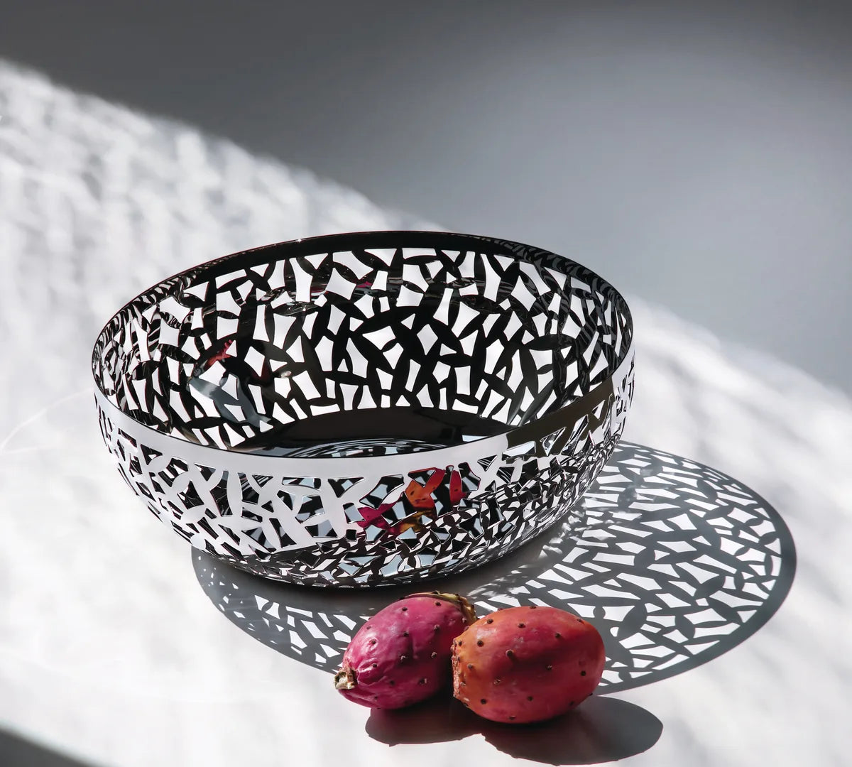 Alessi — CACTUS! MSA04/29 B | Fruttiera traforata in acciaio nero — ambientazione