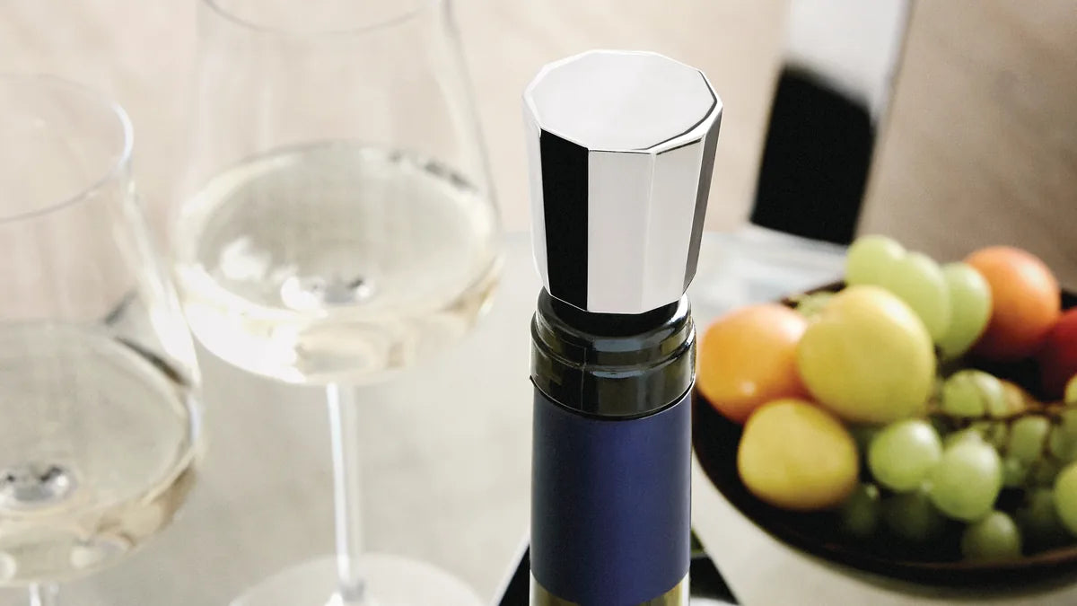 Alessi — Eugenia NF12 | Tappo vino in zama cromata e silicone — ambientazione