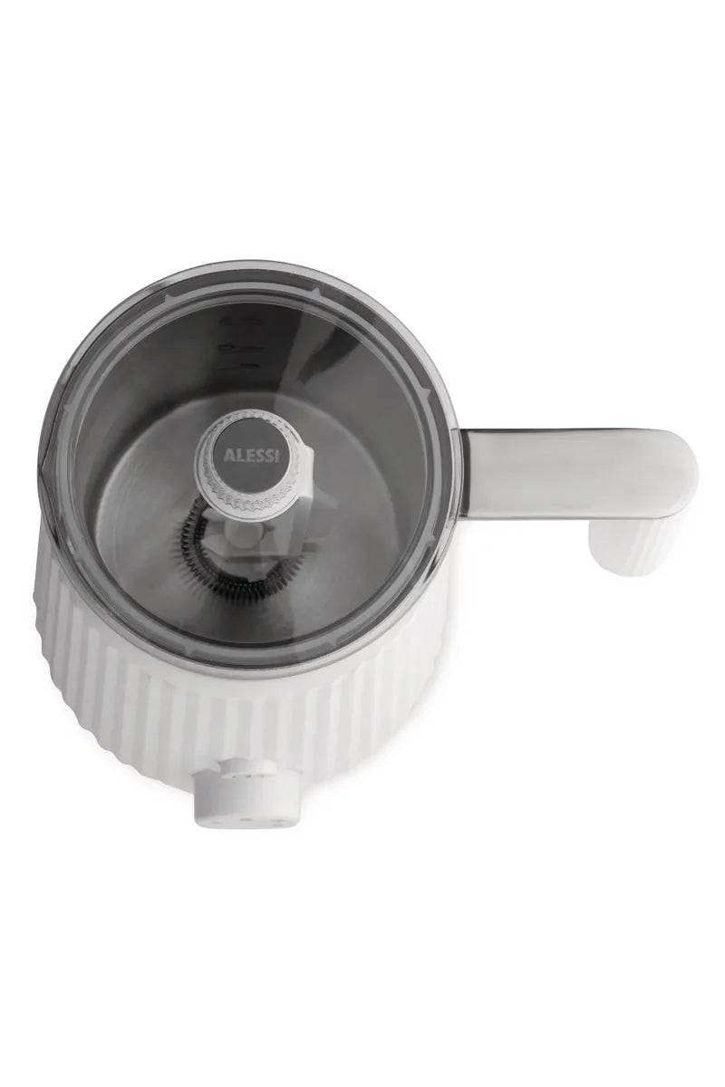 Alessi — Plissé MDL13W MDL13W/USA | Cappuccinatore ad induzione bianco — ambientazione