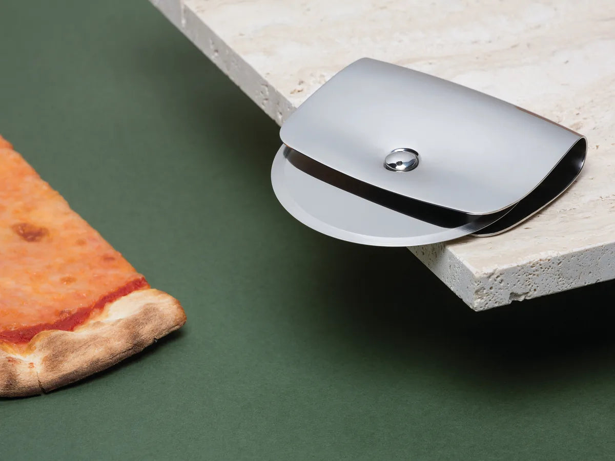 Alessi — Taio VS04 | Rotella tagliapizza in acciaio inox — ambientazione