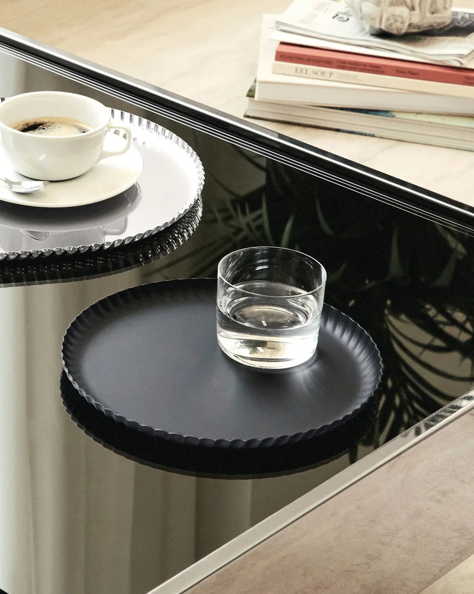 Alessi — Pleats JK02/23 | Vassoio rotondo in acciaio inox — dettaglio