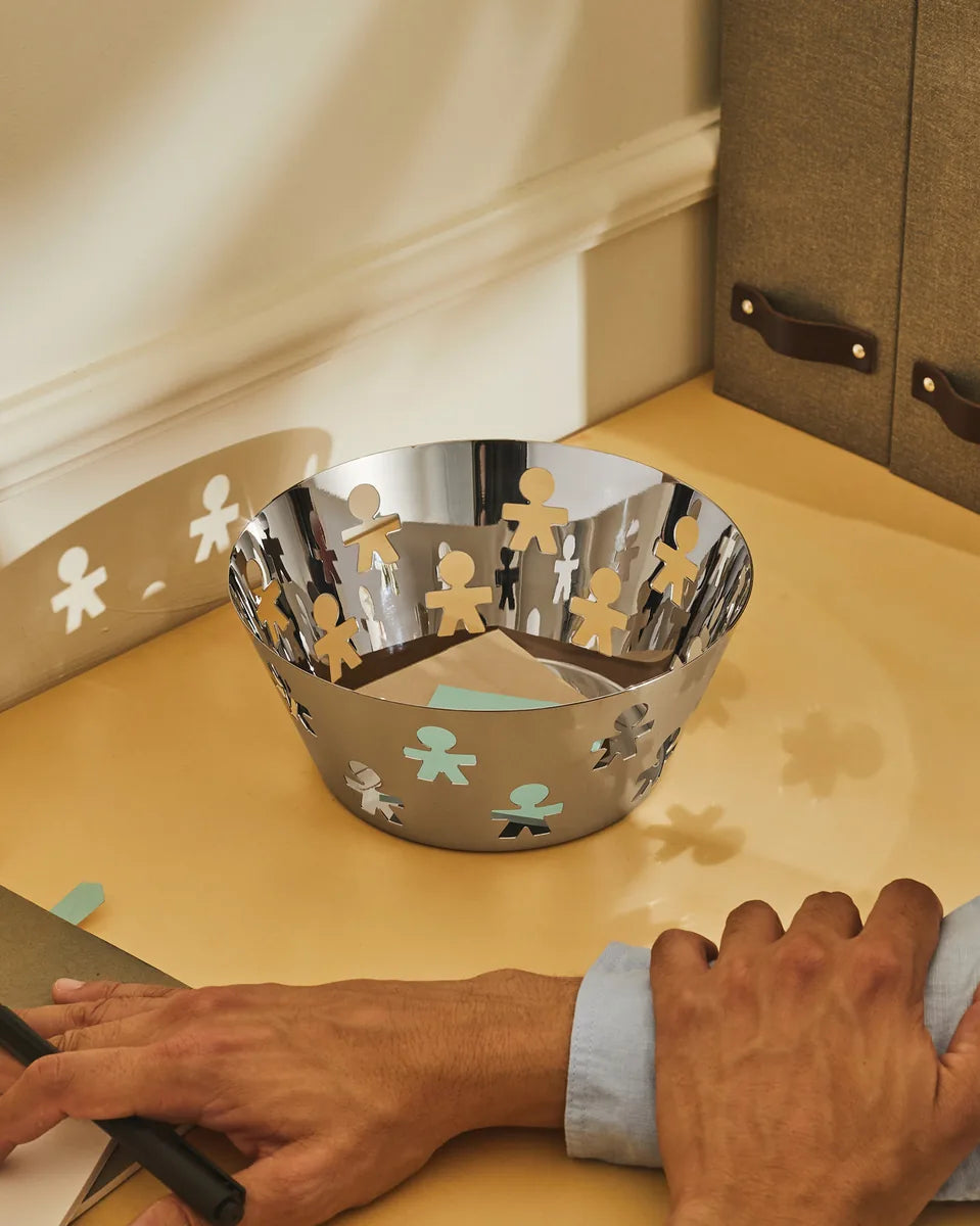Alessi — Girotondo AKK04 | Cestino traforato in acciaio inox — ambientazione