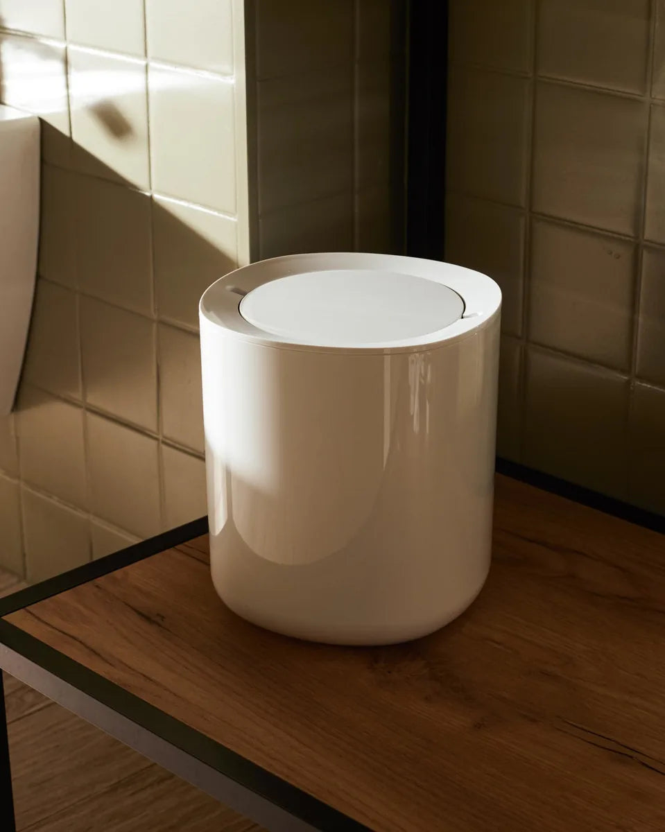 Alessi — Birillo PL10 W | Cestino da bagno in PMMA bianco — ambientazione