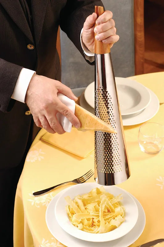 Alessi — Todo RS08 | Grattugia in acciaio e legno di Sapper — ambientazione