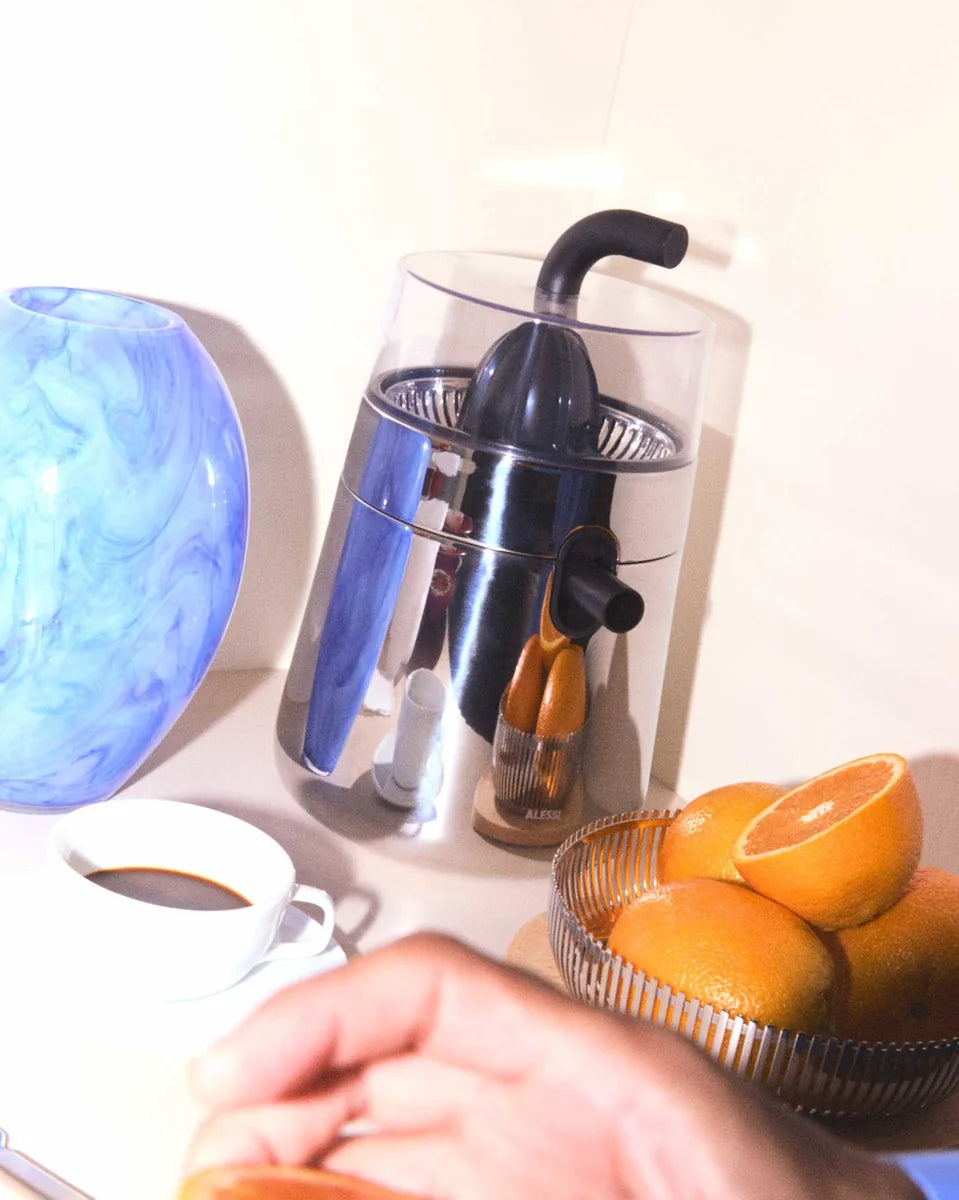 Alessi — Toru NE02 NE02 B/USA | Spremiagrumi elettrico Nendo nero — ambientazione