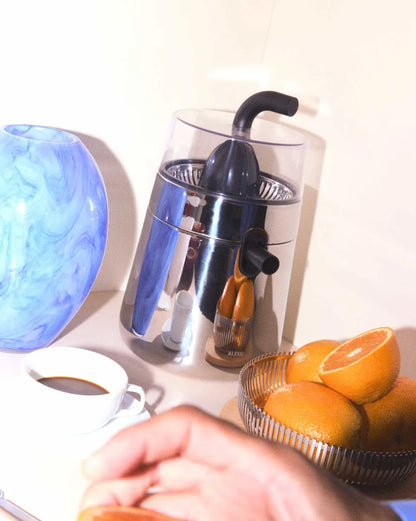 Alessi — Toru NE02 NE02 B/USA | Spremiagrumi elettrico Nendo nero — ambientazione