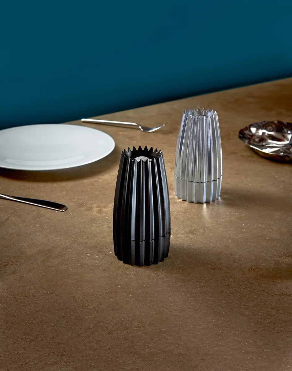 Alessi — Grind WAL03 | Macinaspezie in alluminio nero — ambientazione