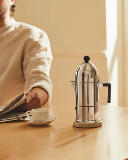 Alessi — La Cupola A9095/3 B | Caffettiera espresso Aldo Rossi 3 tazze — ambientazione