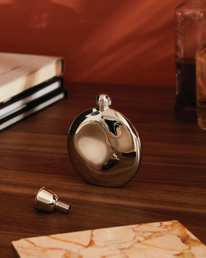 Alessi — Shot PG03 | Fiaschetta tascabile in acciaio inox — ambientazione