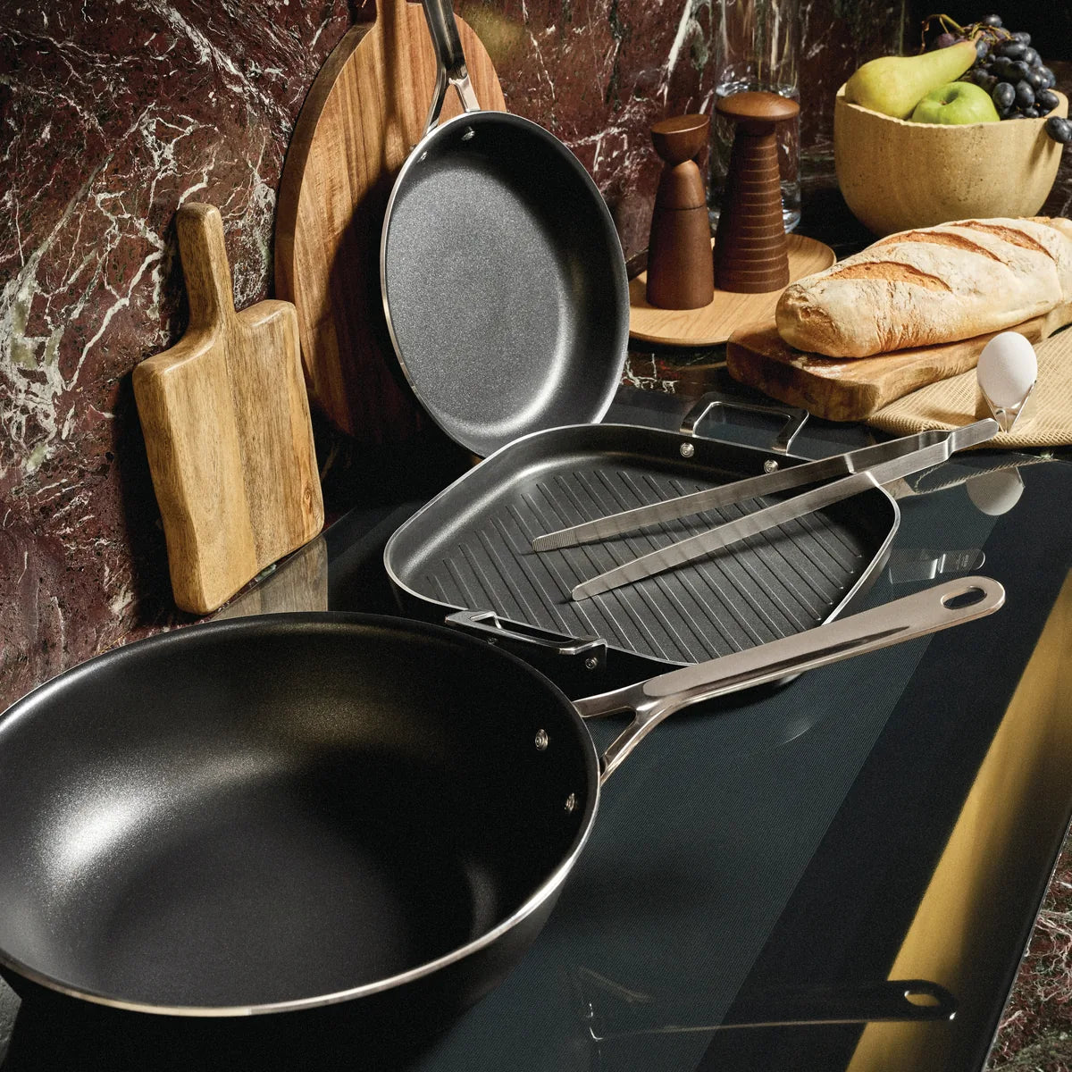 Alessi — Pots&Pans AJM110/24 AJM110/24B | Padella antiaderente Jasper — ambientazione