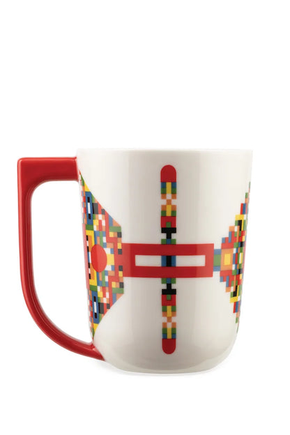 Alessi — Holyhedrics ESA09 2 | Mug in porcellana di Elena Salmistraro — ambientazione