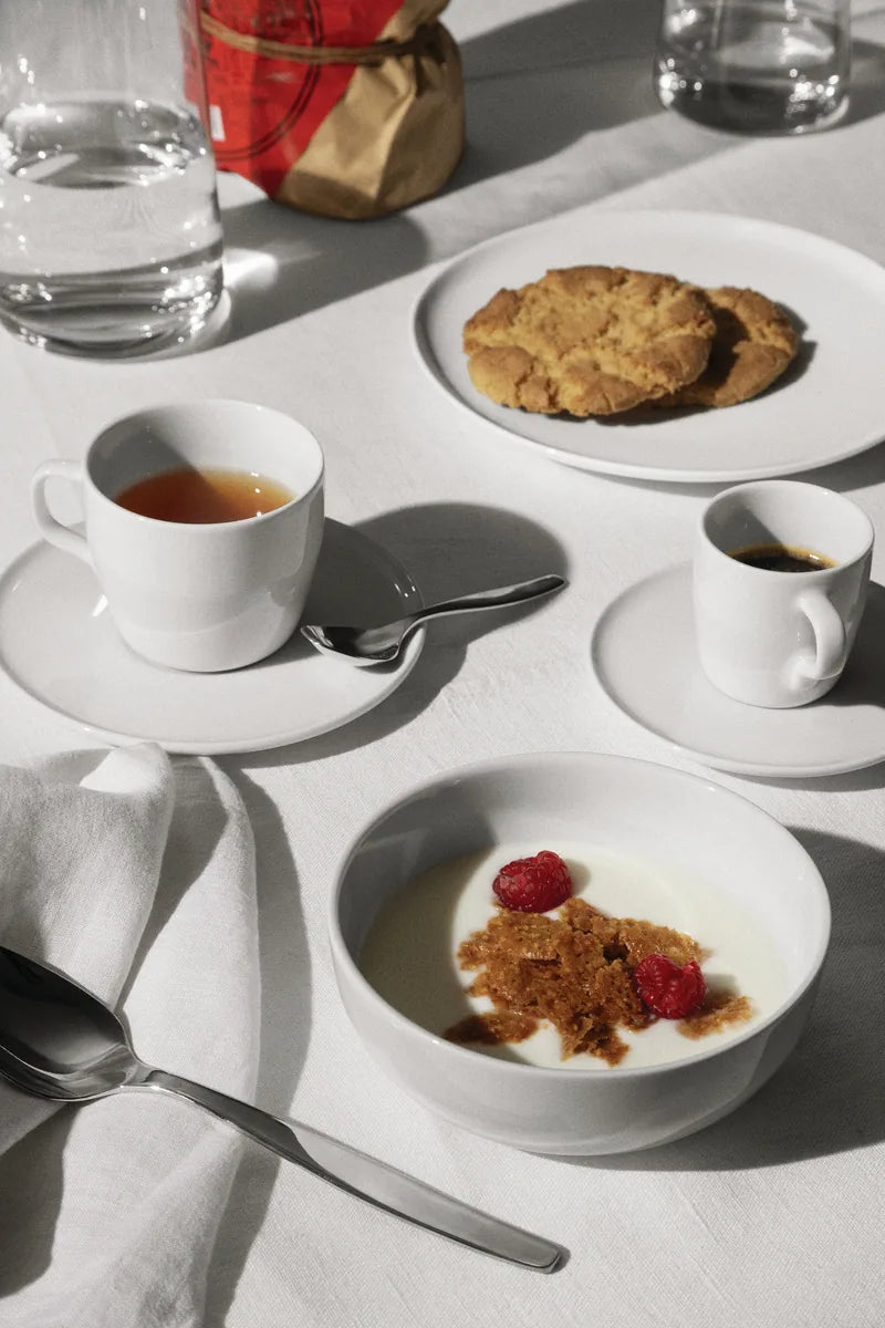 Alessi — Itsumo NF07/76S | Tazzina da caffè in porcellana bianca — vista laterale