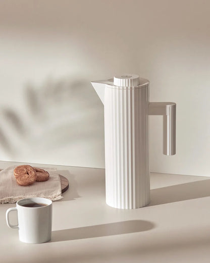 Alessi — Plissé MDL12 R | Caraffa termoisolante in resina rossa — vista laterale
