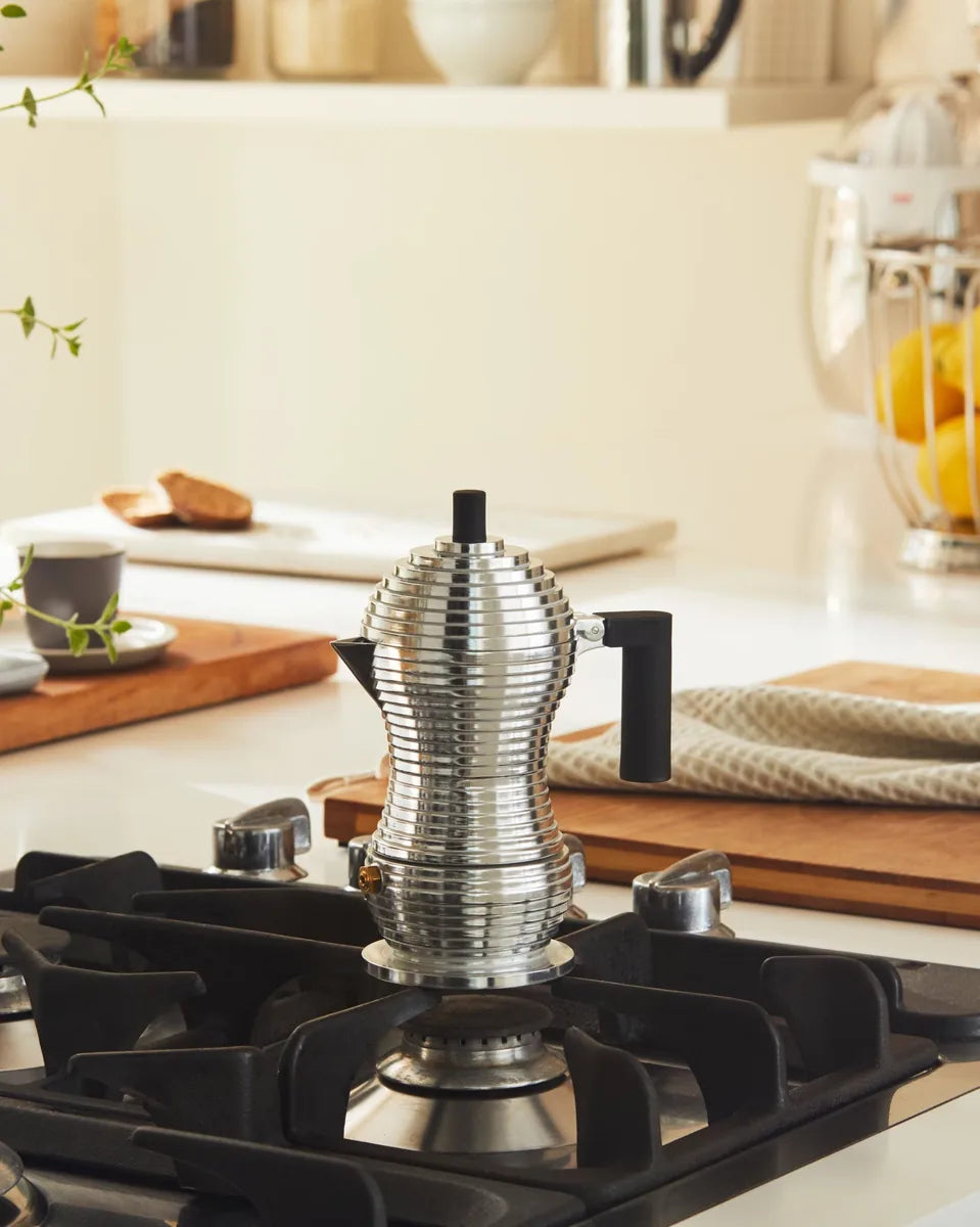 Alessi — Pulcina MDL02 MDL02/6 R | Caffettiera espresso in alluminio r — ambientazione