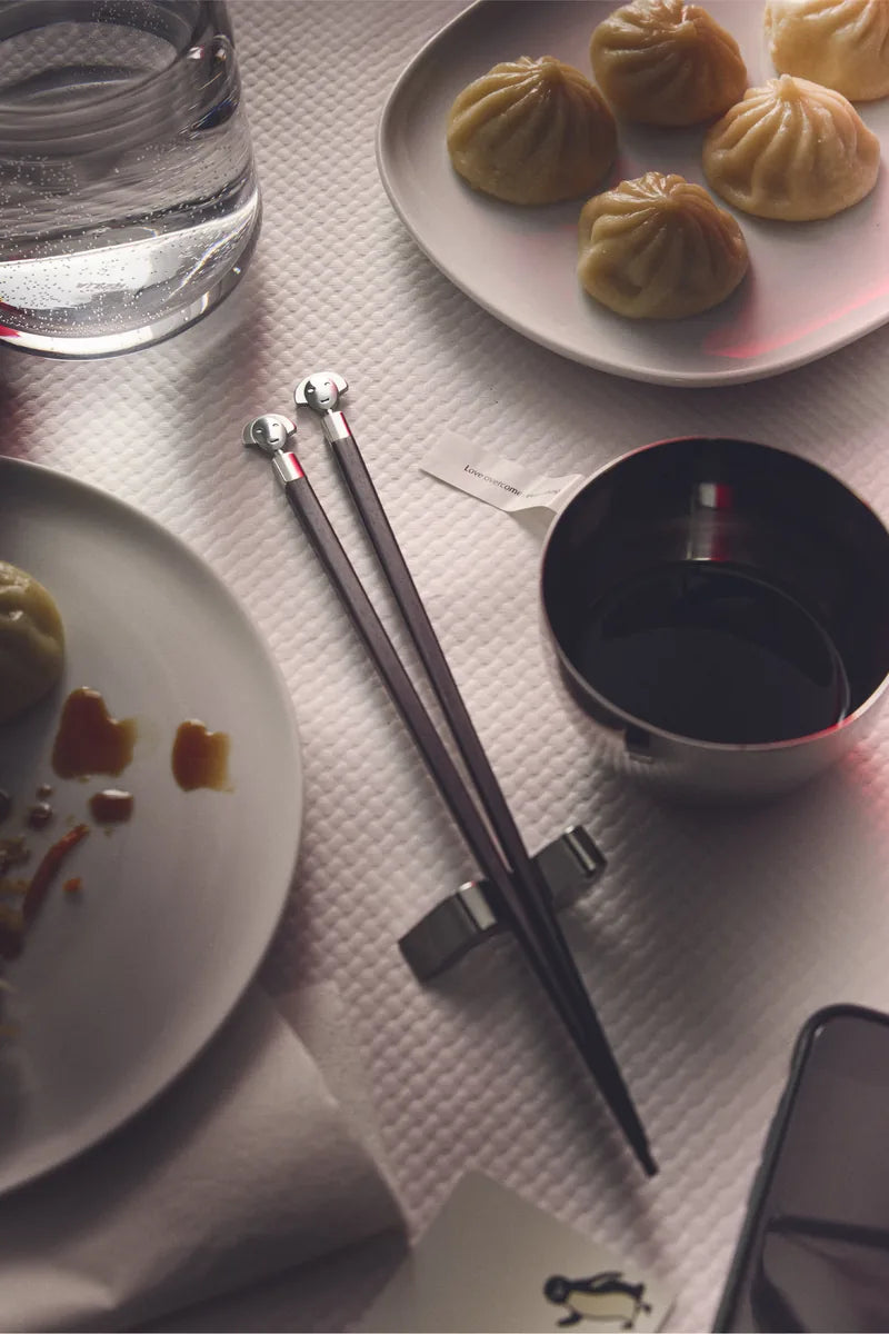 Alessi — AM44SET2 | Alessandro Stick, bacchette in ebano Mendini — ambientazione
